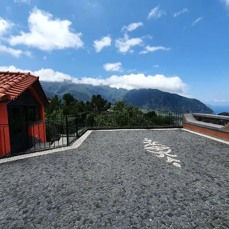 Mountain-ocean-view Madeira São Vicente